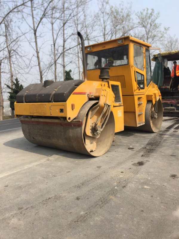 雙崗輪壓路機(jī) 雙崗輪壓路機(jī)